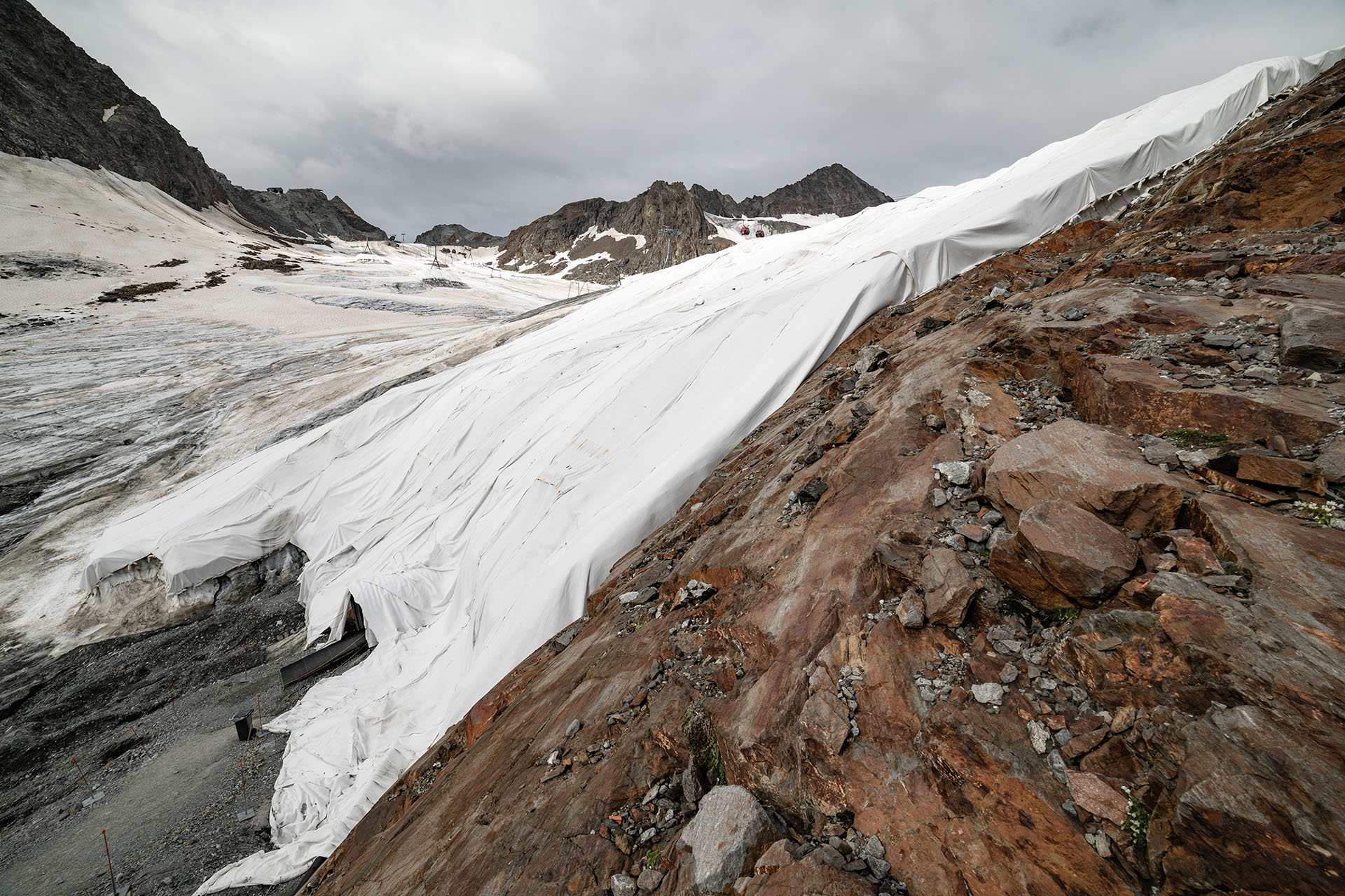 Um das weitere Abschmelzen des Stubaier Gletschers zu verhindern, wird Eis und Schnee im Sommer mit Planen abgedeckt.