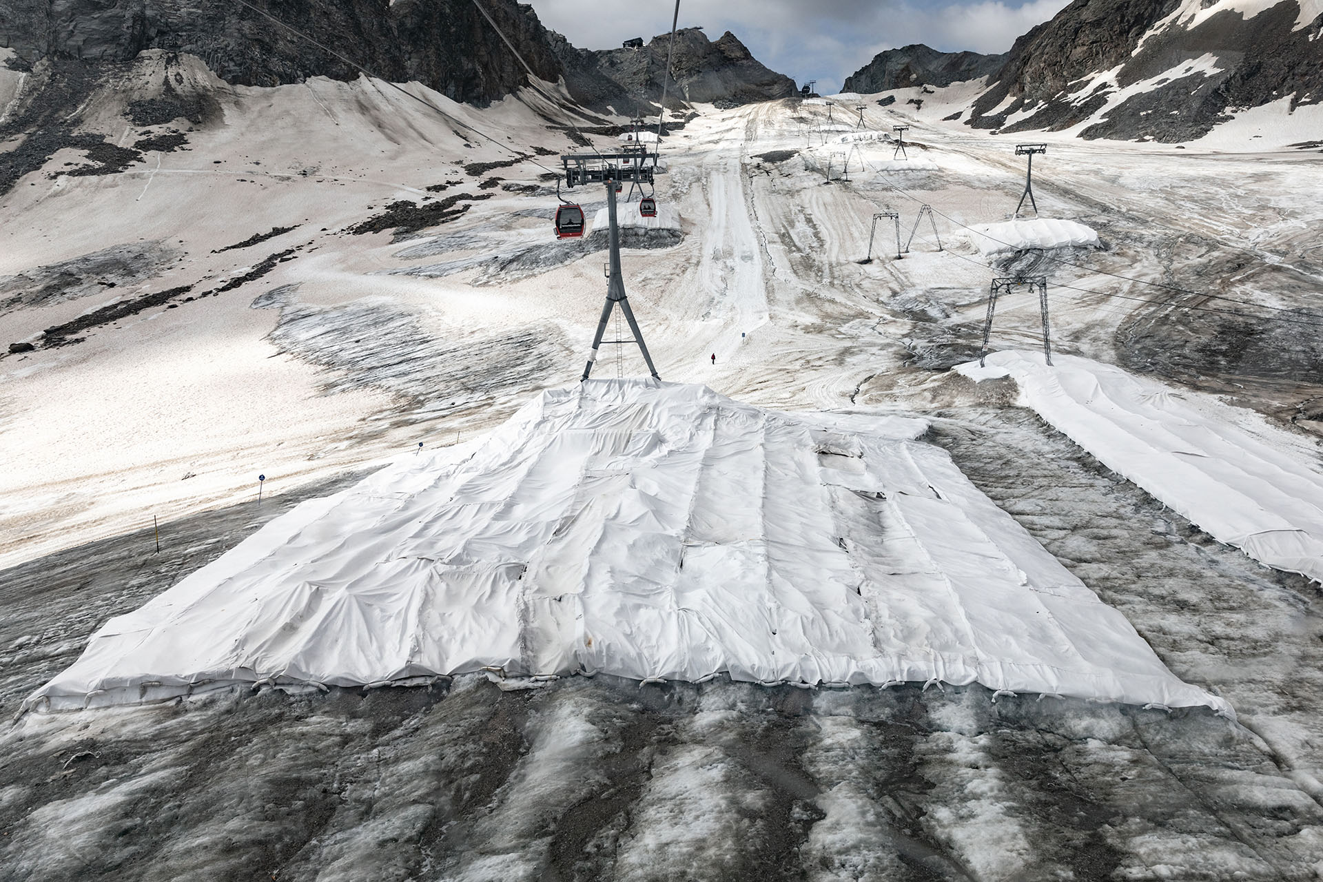 Um das weitere Abschmelzen des Stubaier Gletschers zu verhindern, wird Eis und Schnee im Sommer mit Planen abgedeckt.