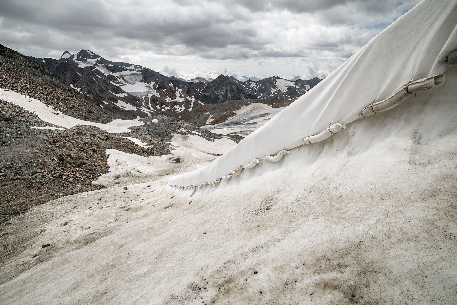 Um das weitere Abschmelzen des Stubaier Gletschers zu verhindern, wird Eis und Schnee im Sommer mit Planen abgedeckt.