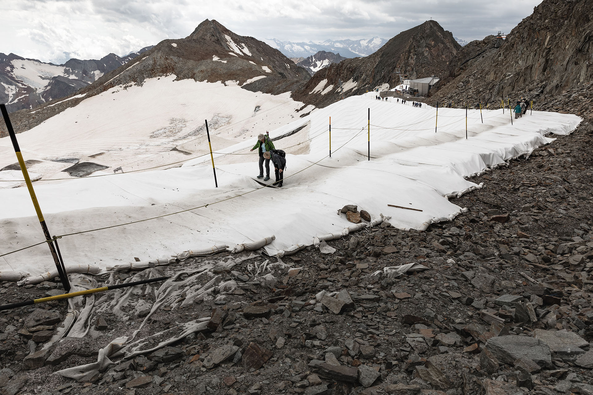 Um das weitere Abschmelzen des Stubaier Gletschers zu verhindern, wird Eis und Schnee im Sommer mit Planen abgedeckt.