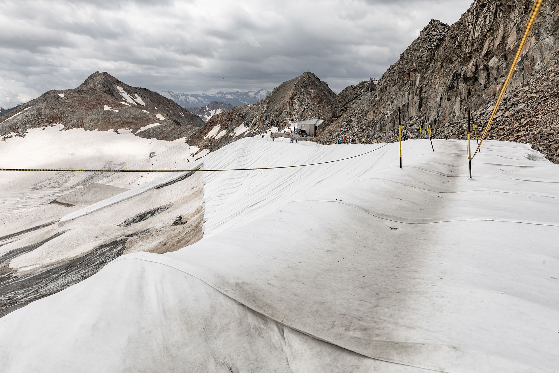 Um das weitere Abschmelzen des Stubaier Gletschers zu verhindern, wird Eis und Schnee im Sommer mit Planen abgedeckt.